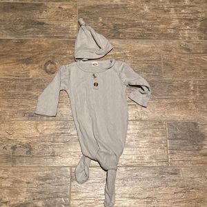 🔥 $3 w// bundle🔥 Baby tie gown and hat